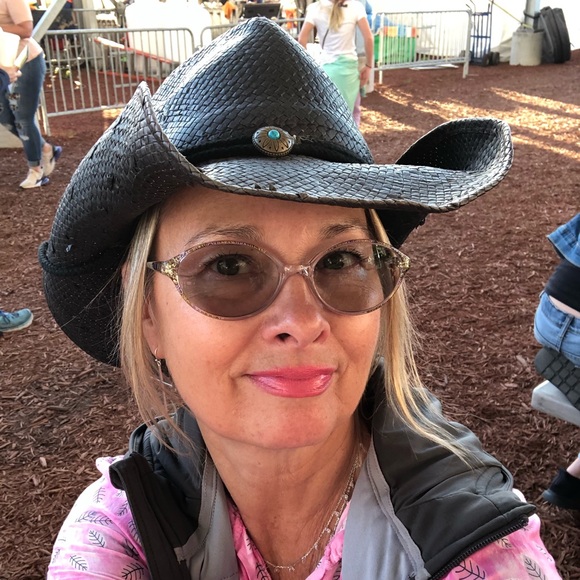 Meet your Posher, Sue - Picture 1 of 1